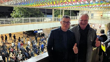 Heribert Strunz (r.) mit seinem künftigen Stellvertreter an der Colegio Visconde de Porto Seguro in Valynos, Brasilien. Heribert Strunz (r.) mit seinem künftigen Stellvertreter an der Colegio Visconde de Porto Seguro in Valynos, Brasilien.