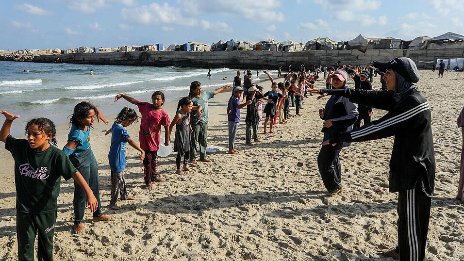 Damit sich Kinder in Gaza von ihrem schweren Alltag ablenken können, bringen Trainer ihnen kostenlos das Schwimmen bei. Damit sich Kinder in Gaza von ihrem schweren Alltag ablenken können, bringen Trainer ihnen kostenlos das Schwimmen bei.