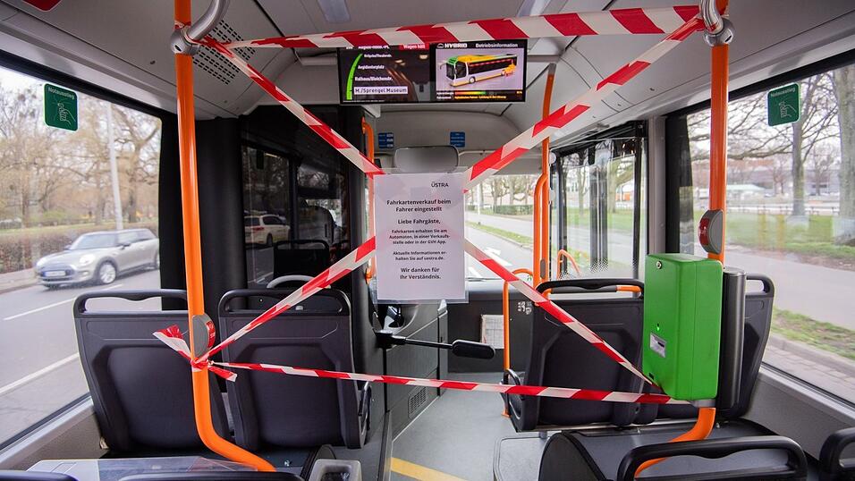 Bislang wird der Fahrerbereich durch Flatterbänder und einen versperrten Zustieg vorne abgeschirmt. Bald sollen Plexiglasscheiben das Fahrpersonal zusätzlich sichern. Bislang wird der Fahrerbereich durch Flatterbänder und einen versperrten Zustieg vorne abgeschirmt. Bald sollen Plexiglasscheiben das Fahrpersonal zusätzlich sichern.