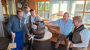 Max- Georg Graf von Arco auf Valley zapfte das erste Fass an.