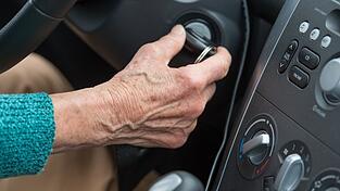 Eine Studie hat herausgefunden, was Ursachen für Verkehrsunfälle Älterer sind. (Symbolbild) Eine Studie hat herausgefunden, was Ursachen für Verkehrsunfälle Älterer sind. (Symbolbild)