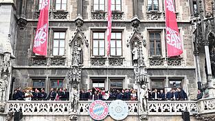 Die Bayern-Stars feiern auf dem Rathaus-Balkon.