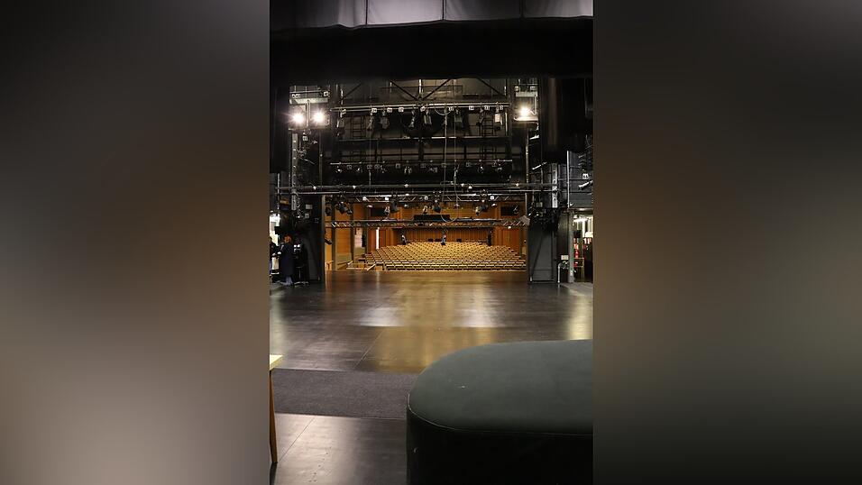 Tatsächlich: Der Bühnenraum ist so tief wie der Zuschauerraum. Tatsächlich: Der Bühnenraum ist so tief wie der Zuschauerraum.