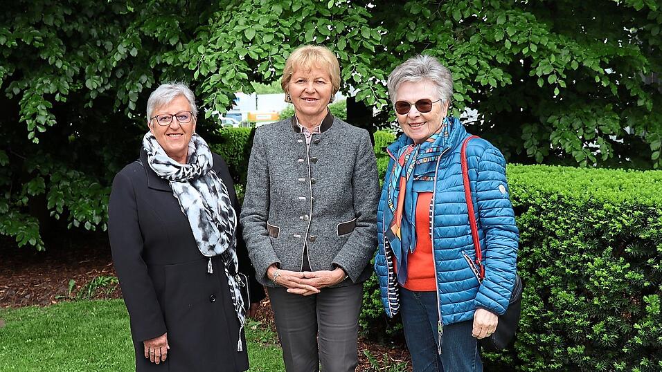 Hedwig Steinbach (von links), Maria Eichhorn (Vorst&auml;ndin im Verein 'M&uuml;tter in Not') und Roswitha Hierl helfen M&uuml;ttern in Not.