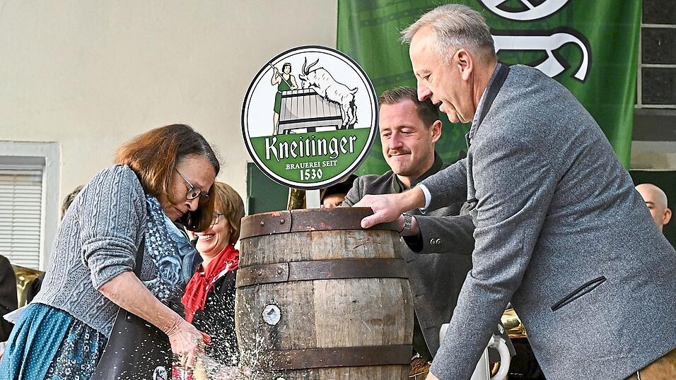 Mit zwei gezielten Schlägen befreite Oberbürgermeisterin Gertrud Maltz-Schwarzfischer den Kneitinger Bock aus dem Holzfass.