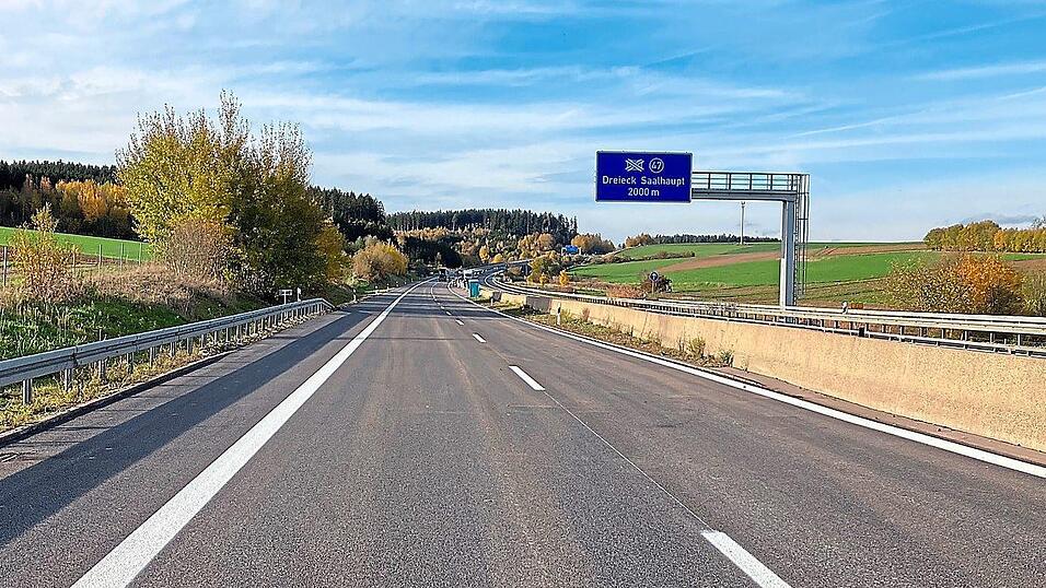 Auf einem rund 2,7 Kilometer langen Abschnitt wurden neue Asphaltschichten eingebaut. Auf einem rund 2,7 Kilometer langen Abschnitt wurden neue Asphaltschichten eingebaut.