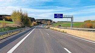 Auf einem rund 2,7 Kilometer langen Abschnitt wurden neue Asphaltschichten eingebaut.