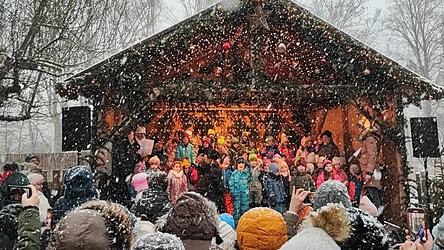 Beim Moosburger Christkindlmarkt stehen immer auch Kita-Kinder und Schüler auf der Bühne.