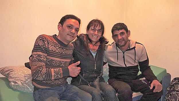 Gabriel (36), Annemarie Ruckerbauer und Norbert (41) in dem spartanisch eingerichteten Zimmer, das die beiden Slowaken aktuell noch bewohnen.