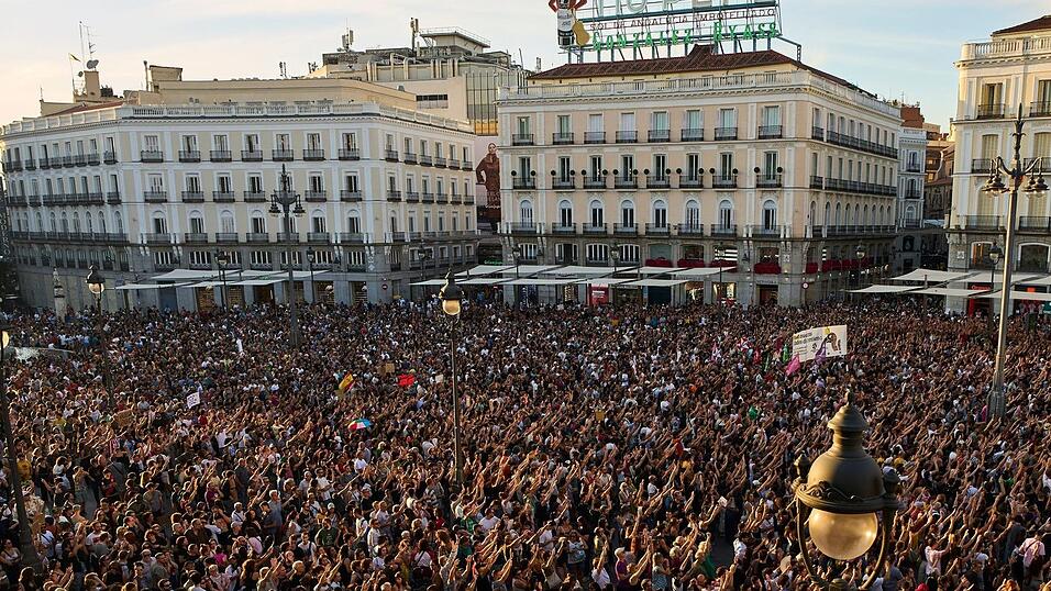 An dem Marsch in Madrid beteiligten sich Familien, Jugendliche und Rentner. An dem Marsch in Madrid beteiligten sich Familien, Jugendliche und Rentner.
