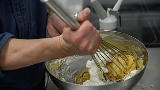 Martin Kirchner, Koch im Sommerkeller, empfiehlt Mousse von der weißen Karamell-Schokolade mit frischen Beeren und Florentiner Hippe.