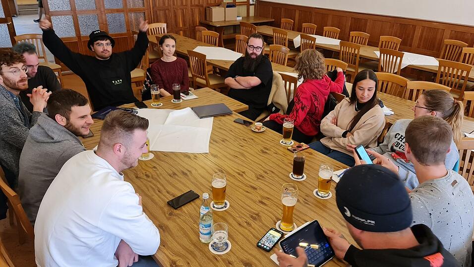 Beim Vereinsmeeting von 'Nachhall' werden die Aufgaben verteilt. 