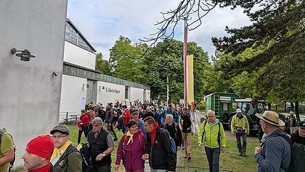Nach dem Gottesdienst in der St.-Albertus-Magnus-Kirche sammelten sich die vielen Pilger zum Abmarsch aus Regensburg. Drei Tage Fußweg führen sie bis nach Altötting. Nach dem Gottesdienst in der St.-Albertus-Magnus-Kirche sammelten sich die vielen Pilger zum Abmarsch aus Regensburg. Drei Tage Fußweg führen sie bis nach Altötting.