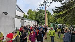 Nach dem Gottesdienst in der St.-Albertus-Magnus-Kirche sammelten sich die vielen Pilger zum Abmarsch aus Regensburg. Drei Tage Fu&szlig;weg f&uuml;hren sie bis nach Alt&ouml;tting.