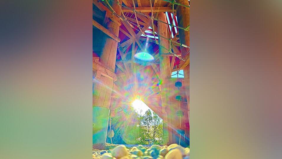 Lichtspiel im Inneren des Dracheneis: Daf&uuml;r ging Heinz Haimerl tief in die Knie.