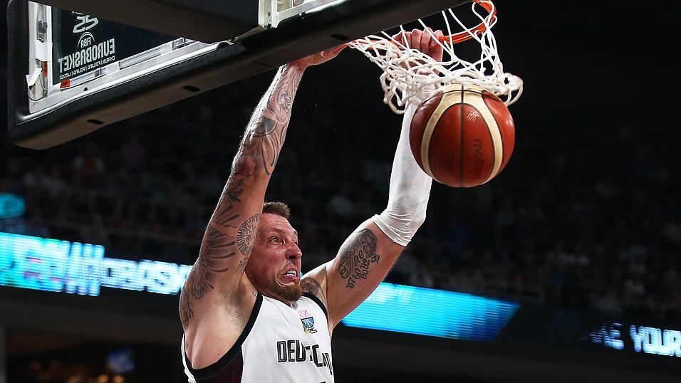 Daniel Theis und den deutschen Basketballern fehlen noch zwei Siege zum EM-Titel.