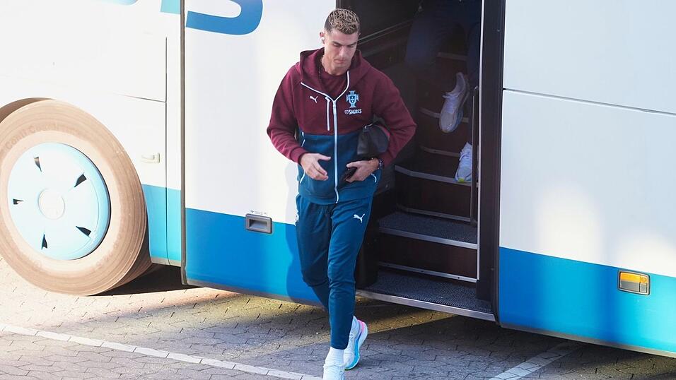 Ronaldo sorgt für einen Eklat: Er reist aus dem Camp ab. Ronaldo sorgt für einen Eklat: Er reist aus dem Camp ab.