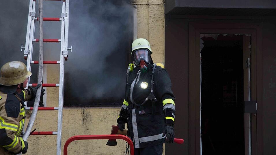 Inmitten dieses brennenden Hauses in der Griesgasse in Dingolfing entdeckte die Feuerwehr die Leiche.