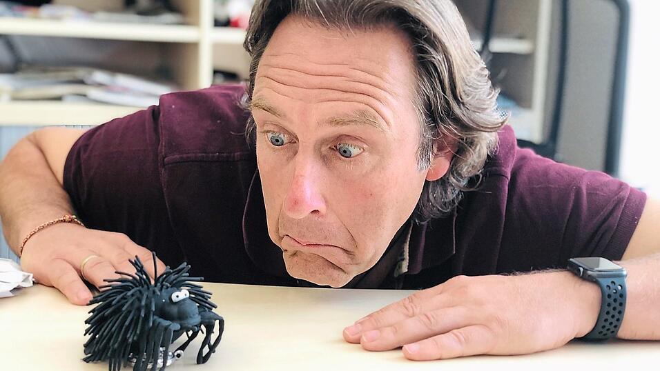 Geht gerade noch: Diese Gummi-Spinne macht nicht einmal mich sonderlich nervös. In rund zwei Wochen wird sich jedoch zeigen, ob ich es mir traue, einer echten Tarantel ebenso tief in die Augen zu blicken. Geht gerade noch: Diese Gummi-Spinne macht nicht einmal mich sonderlich nervös. In rund zwei Wochen wird sich jedoch zeigen, ob ich es mir traue, einer echten Tarantel ebenso tief in die Augen zu blicken.