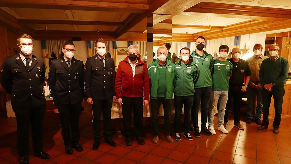 Der Jubilar mit den Vereinsabordnungen.