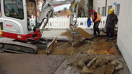 Das Erdloch wurde noch am Sonntag mit Sand um die Kabel und dann mit Kies aufgefüllt, so weit das Material reichte. Das Erdreich und der Bauschutt werden abtransportiert.