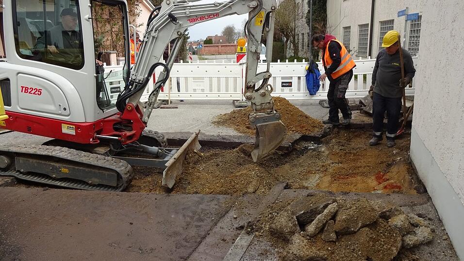 Das Erdloch wurde noch am Sonntag mit Sand um die Kabel und dann mit Kies aufgefüllt, so weit das Material reichte. Das Erdreich und der Bauschutt werden abtransportiert. Das Erdloch wurde noch am Sonntag mit Sand um die Kabel und dann mit Kies aufgefüllt, so weit das Material reichte. Das Erdreich und der Bauschutt werden abtransportiert.