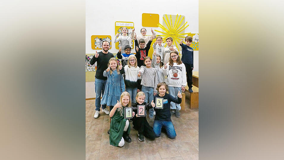 Klara, Johanna und Vincent (vorne v.l.) sind die Kandidaten, die für die 4a der Grundschule St. Peter bei 1,2 oder 3 antreten werden. Klara, Johanna und Vincent (vorne v.l.) sind die Kandidaten, die für die 4a der Grundschule St. Peter bei 1,2 oder 3 antreten werden.