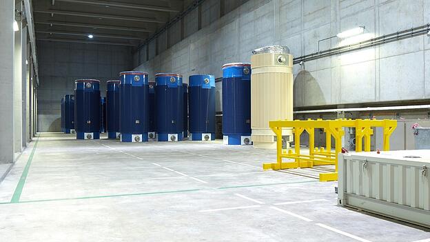 In Niederaichbach stehen derzeit 88 Castorbehälter. Kernphysikerin Julia Niedermeier war zu Forschungszwecken in dem Zwischenlager. In Niederaichbach stehen derzeit 88 Castorbehälter. Kernphysikerin Julia Niedermeier war zu Forschungszwecken in dem Zwischenlager.