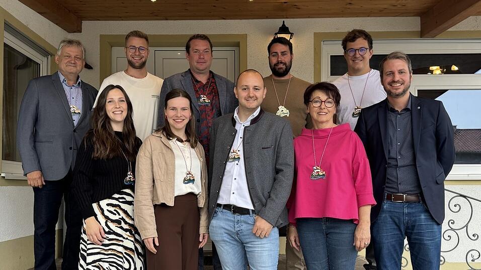 Der neugewählte Vorstand mit: Bert Füchsl (hinten v.l.), Christian Ach, Tobias Beer, Christopher Pertler, Benedikt Schobner und Janine Wieser (vorne v.l.), Vizepräsidentin Ramona Schätz, Narrhalla-Präsident Stefan Füchsl, Eva Gruber und Bürgermeister Matthias Kohlmayer.