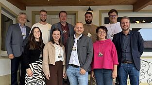 Der neugewählte Vorstand mit: Bert Füchsl (hinten v.l.), Christian Ach, Tobias Beer, Christopher Pertler, Benedikt Schobner und Janine Wieser (vorne v.l.), Vizepräsidentin Ramona Schätz, Narrhalla-Präsident Stefan Füchsl, Eva Gruber und Bürgermeister Matthias Kohlmayer.