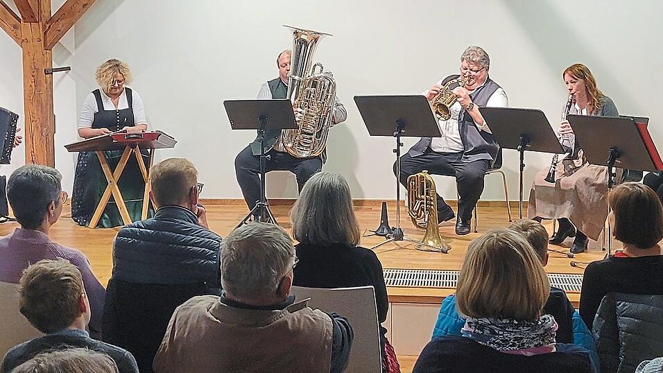 Authentische Volksmusik mit dem Ensemble &bdquo;Drunt und Drobm&ldquo;.