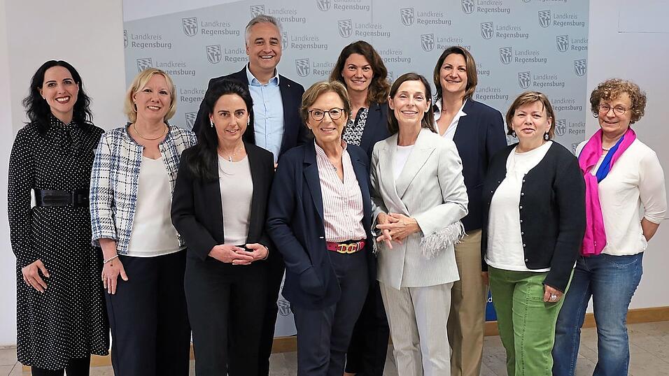 Oberb&uuml;rgermeister Thomas Burger, Landr&auml;tin Tanja Schweiger, Tanja Pichlmeier (hinten von links); Veronika R&ouml;sch, Miriam Banas, Andrea B&auml;&szlig;ler, Staatsministerin a.D. Emilia M&uuml;ller, Martina M&uuml;ller-Schilling, Eva Hambach, Anneliese R&ouml;hrl (vorne von links).
