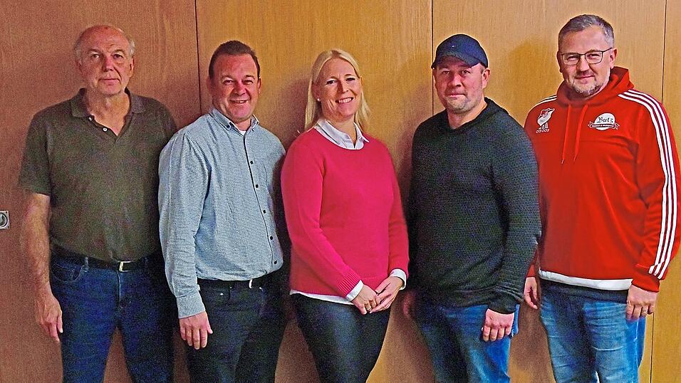 Vorsitzender Ekkehard Hollschwandner mit Martin Gritschmeier, Simone Balk, Matthias Groß und Markus Weinzierl (von links), die die Fußballer bei der Jahreshauptversammlung in ihren Ämtern bestätigten. Vorsitzender Ekkehard Hollschwandner mit Martin Gritschmeier, Simone Balk, Matthias Groß und Markus Weinzierl (von links), die die Fußballer bei der Jahreshauptversammlung in ihren Ämtern bestätigten.