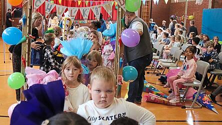 Auf dem Weg ins Klassenzimmer durften die Erstklässler durch den Willkommensbogen gehen.