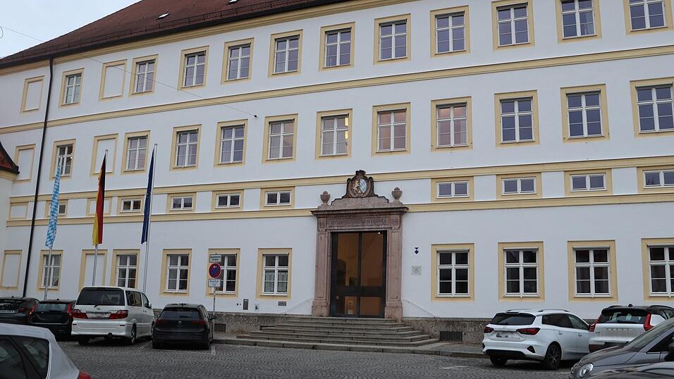 Bei der Regierung von Niederbayern f&auml;llt m&ouml;glicherweise am Montag die Entscheidung, ob die Jungen W&auml;hler zur Stadtratswahl zugelassen werden oder nicht.