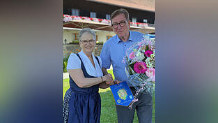 Blumen für Ulrike Waldenfels von Vorgänger Wolfgang Höflich vom Lionsclub Hof bei der Amtsübergabe vor einigen Wochen in Sankt Englmar; vorn der Wimpel mit dem farbenfrohen Löwen Blumen für Ulrike Waldenfels von Vorgänger Wolfgang Höflich vom Lionsclub Hof bei der Amtsübergabe vor einigen Wochen in Sankt Englmar; vorn der Wimpel mit dem farbenfrohen Löwen