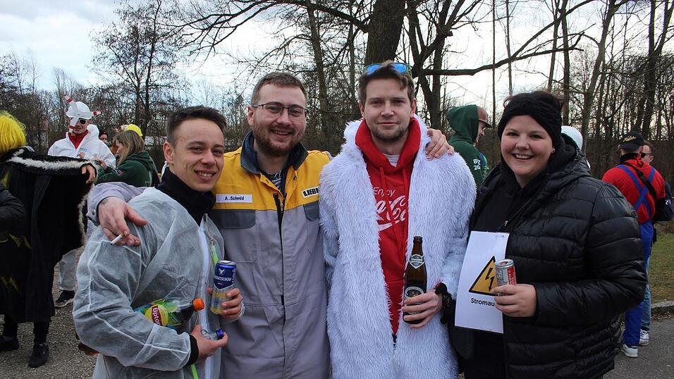 Viele Faschings-Fans haben sich am Samstag den Umzug in Langenbach angesehen. Viele Faschings-Fans haben sich am Samstag den Umzug in Langenbach angesehen.