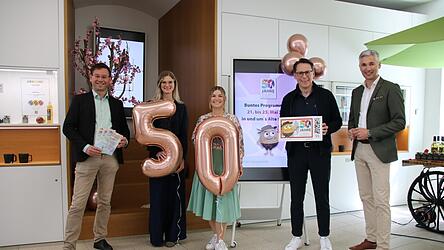 Vorfreude aufs Jubil&auml;umswochenende bei Stadtarchivar Dr. Florian Schneider (v. l.), Anna-Lena Kirchner, Leiterin der Tourist-Info, Franziska Moser, zust&auml;ndig f&uuml;rs Marketing bei der Tourist-Info, Oberb&uuml;rgermeister Christian Moser und Wirtschaftsf&ouml;rderer Andreas H&ouml;hn.