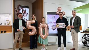 Vorfreude aufs Jubil&auml;umswochenende bei Stadtarchivar Dr. Florian Schneider (v. l.), Anna-Lena Kirchner, Leiterin der Tourist-Info, Franziska Moser, zust&auml;ndig f&uuml;rs Marketing bei der Tourist-Info, Oberb&uuml;rgermeister Christian Moser und Wirtschaftsf&ouml;rderer Andreas H&ouml;hn.