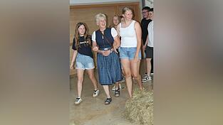 Barbara Stauber wird von den Schülern ihrer Klasse in die Aula begleitet. Barbara Stauber wird von den Schülern ihrer Klasse in die Aula begleitet.