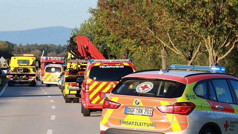 Eine große Zahl an Rettungskräften war im Einsatz, die DGF 3 wurde gesperrt. Eine große Zahl an Rettungskräften war im Einsatz, die DGF 3 wurde gesperrt.