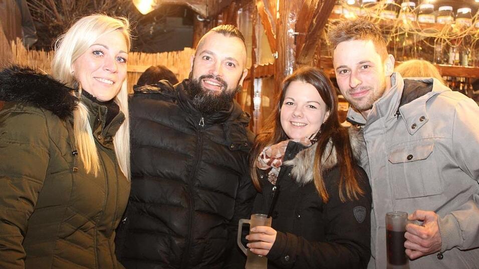 Die Perchtengruppe 'Frisinger Fratz'n' trat am Mittwochabend auf dem Landshuter Christkindlmarkt auf. Die Perchtengruppe 'Frisinger Fratz'n' trat am Mittwochabend auf dem Landshuter Christkindlmarkt auf.