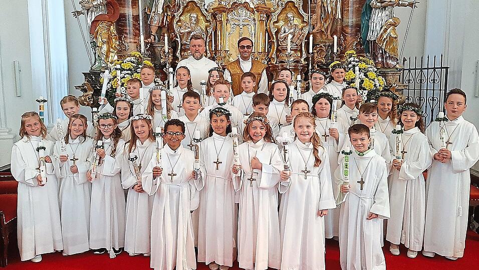 Pfarrer Dr. Augustinus Kozdra und Pastoralreferent Martin Münch freuten sich mit den Kindern über den beeindruckenden Gottesdienst zur Erstkommunion. Pfarrer Dr. Augustinus Kozdra und Pastoralreferent Martin Münch freuten sich mit den Kindern über den beeindruckenden Gottesdienst zur Erstkommunion.