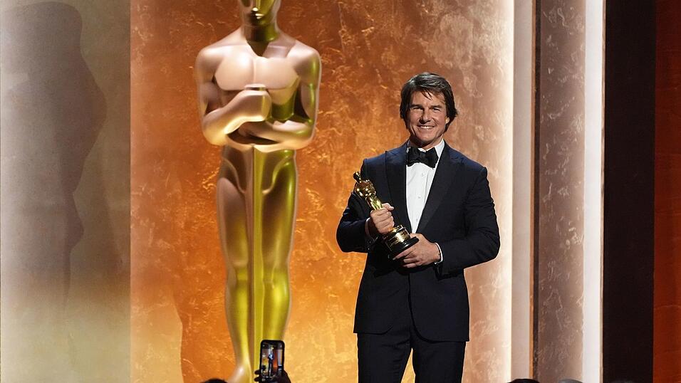 Tom Cruise freut sich über seine erste Oscar-Trophäe. Tom Cruise freut sich über seine erste Oscar-Trophäe.