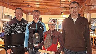 Besonderheit zum Jubiläumsevent: Erstmals durfte Susi Zahlauer den Wanderpokal mit nach Hause nehmen. Dazu gratulierten Hans Hofmann, Ludwig Pongratz und Bürgermeister Markus Müller (v.r.) Besonderheit zum Jubiläumsevent: Erstmals durfte Susi Zahlauer den Wanderpokal mit nach Hause nehmen. Dazu gratulierten Hans Hofmann, Ludwig Pongratz und Bürgermeister Markus Müller (v.r.)