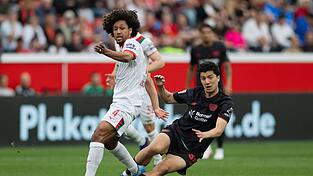 Leverkusens Ibrahim Maza im Duell mit Augsburgs Han-Noah Massengo.