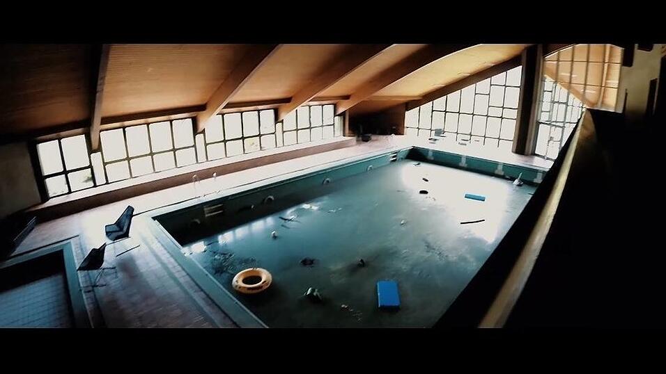 Das leer stehende Charm-Hotel bei Regen ist ein beliebtes, aber verbotenes Ausflugsziel.