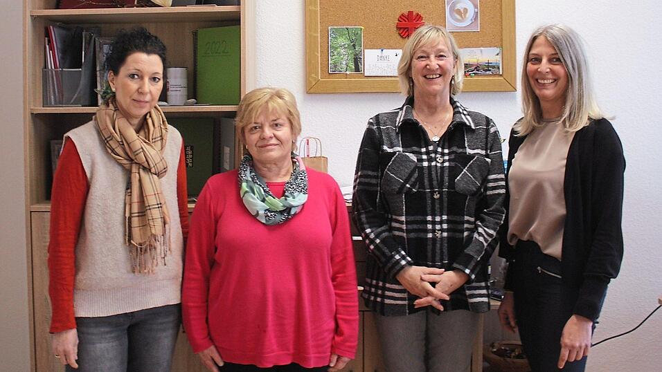 Die Hospizkoordinatorinnen Johanna Schmid (rechts) und Stefanie D&ouml;tzlhofer (links) und die Trauerbegleiterinnen Helga Vogl (Zweite von rechts) und Brigitte Wagner freuen sich &uuml;ber die positive R&uuml;ckmeldung der Teilnehmer. In Zukunft soll es wieder einen Kochkurs f&uuml;r Witwer geben.