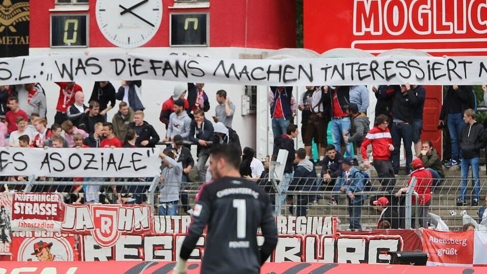 Die Spruchbänder der Jahnfans beim Spiel gegen den Chemnitzer FC. (Foto: Fabian Roßmann) Die Spruchbänder der Jahnfans beim Spiel gegen den Chemnitzer FC. (Foto: Fabian Roßmann)
