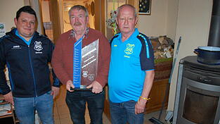 Als Vertreter der Siegermannschaft erhielt Andreas Preisser (Mitte) den Wanderpokal von Sportwart Reinhard Tetek (l.) und Schützenmeister Dietmar Schweikl (r.) verliehen. Als Vertreter der Siegermannschaft erhielt Andreas Preisser (Mitte) den Wanderpokal von Sportwart Reinhard Tetek (l.) und Schützenmeister Dietmar Schweikl (r.) verliehen.